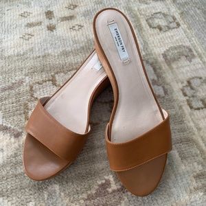 Caramel leather slides